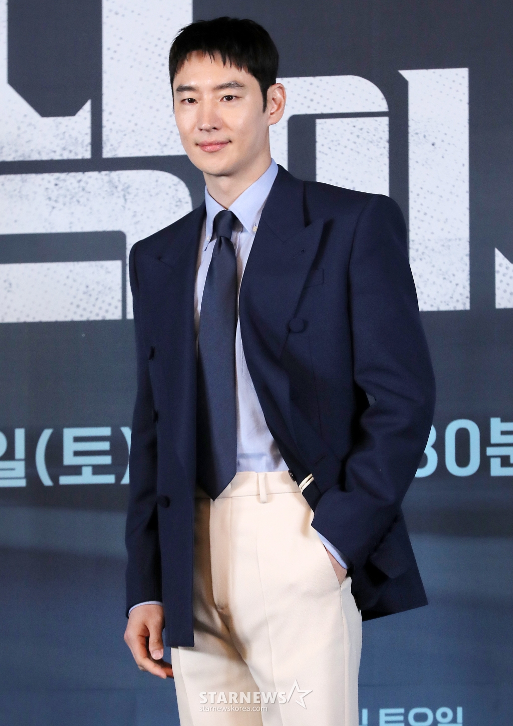 배우 이제훈이 6일 오후 서울 구로구 신도림 라마다호텔에서 진행된 JTBC 토일드라마 '협상의 기술' 제작발표회에 참석해 포즈를 취하고 있다. '협상의 기술'은 전설의 협상가로 불리는 대기업의 M&A 전문가와 그 팀의 활약상을 그리는 드라마. 오는 8일 첫 방송. 2025.03.06 /사진=김창현 chmt@