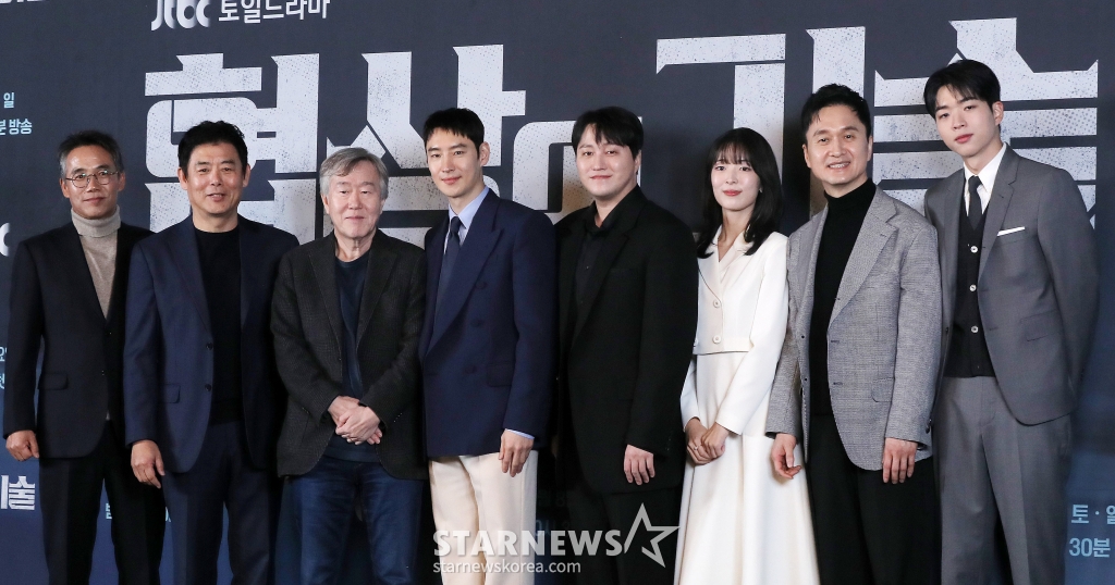 안판석 감독(왼쪽 세번째), 배우 오만석, 성동일, 이제훈, 김대명, 안현호, 장현성, 차강윤이 6일 오후 서울 구로구 신도림 라마다호텔에서 진행된 JTBC 토일드라마 '협상의 기술' 제작발표회에 참석해 포즈를 취하고 있다. '협상의 기술'은 전설의 협상가로 불리는 대기업의 M&A 전문가와 그 팀의 활약상을 그리는 드라마. 오는 8일 첫 방송. 2025.03.06 /사진=김창현 chmt@