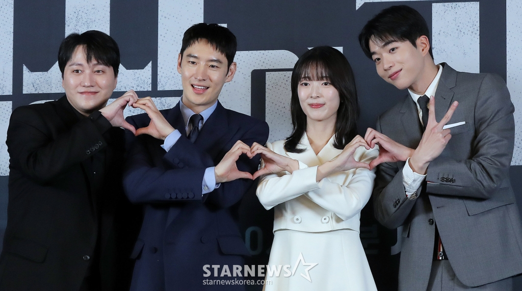 배우 김대명, 이제훈, 안현호, 차강윤이 6일 오후 서울 구로구 신도림 라마다호텔에서 진행된 JTBC 토일드라마 '협상의 기술' 제작발표회에 참석해 포즈를 취하고 있다. '협상의 기술'은 전설의 협상가로 불리는 대기업의 M&A 전문가와 그 팀의 활약상을 그리는 드라마. 오는 8일 첫 방송. 2025.03.06 /사진=김창현 chmt@