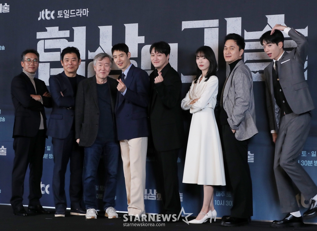 안판석 감독(왼쪽 세번째), 배우 오만석, 성동일, 이제훈, 김대명, 안현호, 장현성, 차강윤이 6일 오후 서울 구로구 신도림 라마다호텔에서 진행된 JTBC 토일드라마 '협상의 기술' 제작발표회에 참석해 포즈를 취하고 있다. '협상의 기술'은 전설의 협상가로 불리는 대기업의 M&A 전문가와 그 팀의 활약상을 그리는 드라마. 오는 8일 첫 방송. 2025.03.06 /사진=김창현 chmt@