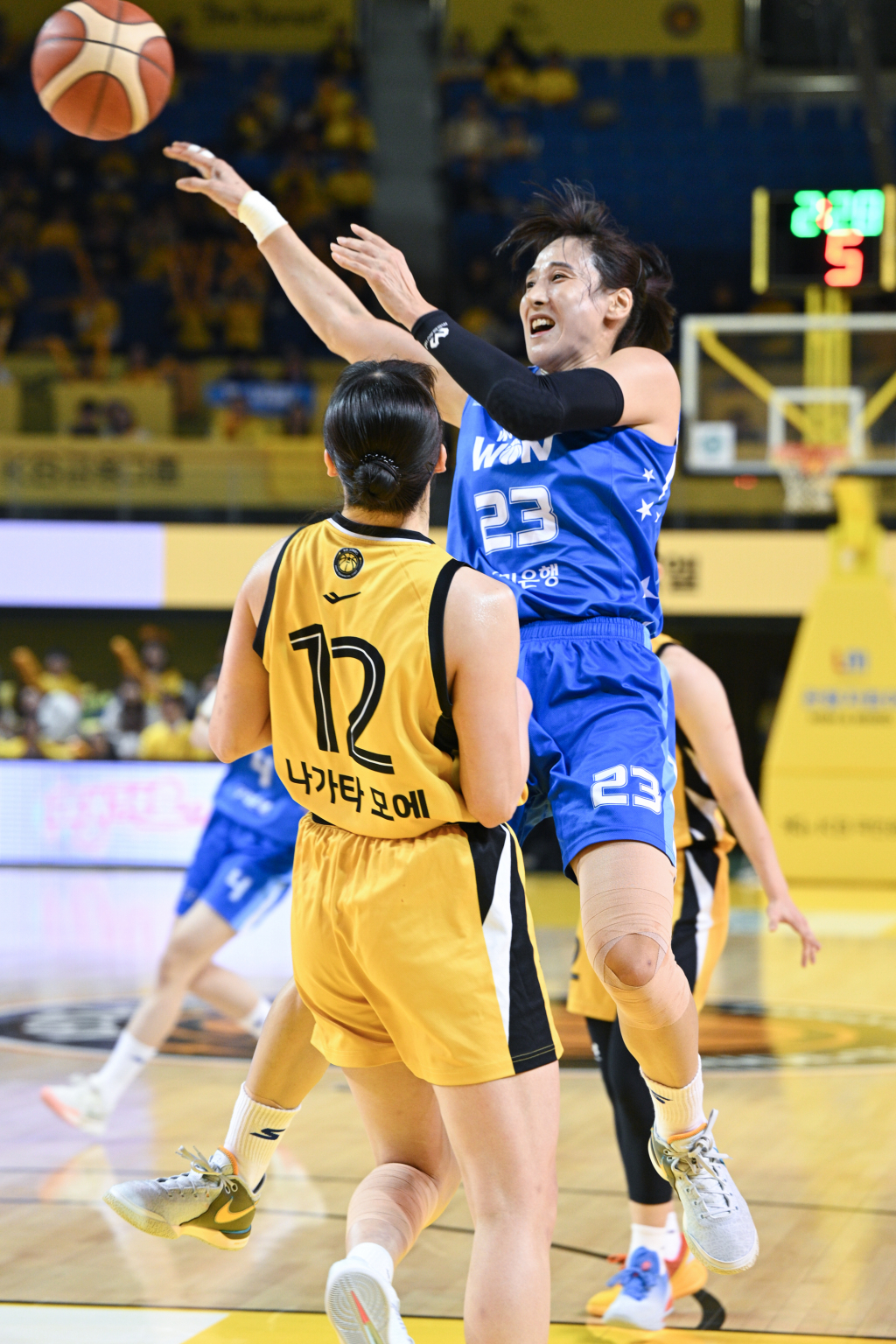 패스를 시도하는 김단비(오른쪽). /사진=WKBL 제공
