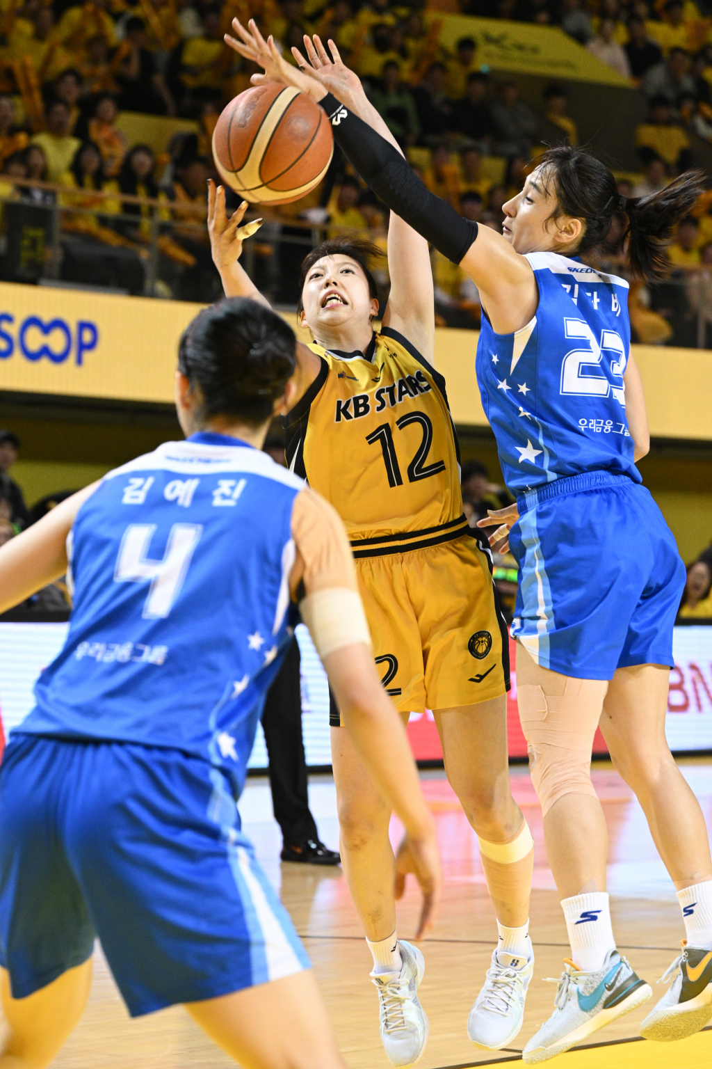 김단비(오른쪽)가 나가타 모에의 슛을 블록슛하고 있다. /사진=WKBL 제공
