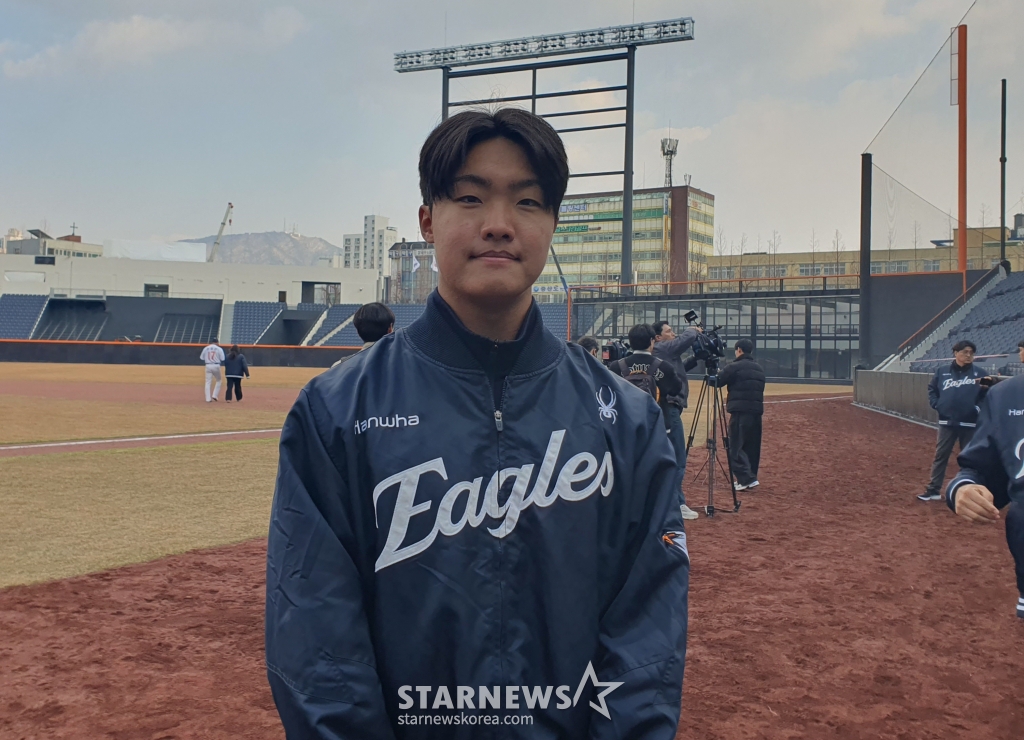 한화 정우주가 6일 대전 한화생명 볼파크에서 열린 한화 이글스 자체 청백전에서 호투한 뒤 취재진과 인터뷰에 응하고 있다. /사진=김동윤 기자