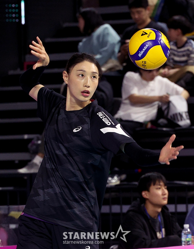 도드람 2024-2025 V리그 여자부 흥국생명-현대건설전이 6일 인천삼산월드체육관에서 열렸다. 흥국생명 김연경이 경기에 앞서 훈련을 하고 있다. /사진=김진경 대기자