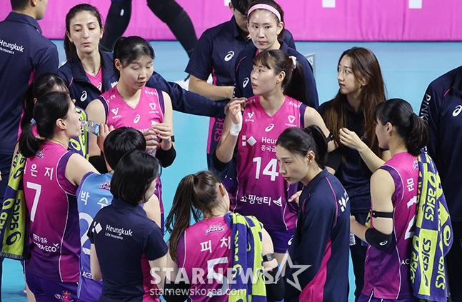 도드람 2024-2025 V리그 여자부 흥국생명-현대건설전이 6일 인천삼산월드체육관에서 열렸다. 흥국생명 김연경이 작전타임 때 선수들을 격려하고 있다. /사진=김진경 대기자
