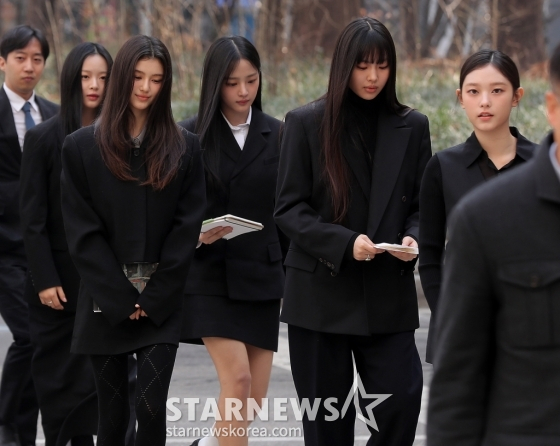 어도어가 뉴진스 멤버들을 상대로 제기한 '기획사 지위보전 및 광고계약 체결 등 금지 가처분' 첫 심문기일이 7일 오전 서울 서초구 중앙지방법원에서 열린 가운데 걸그룹 뉴진스가 출석하고 있다. 2025.03.07 /사진=김창현 기자