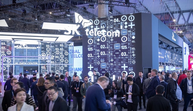 SK텔레콤 MWC25 전시관이 많은 관람객들로 붐비고 있다