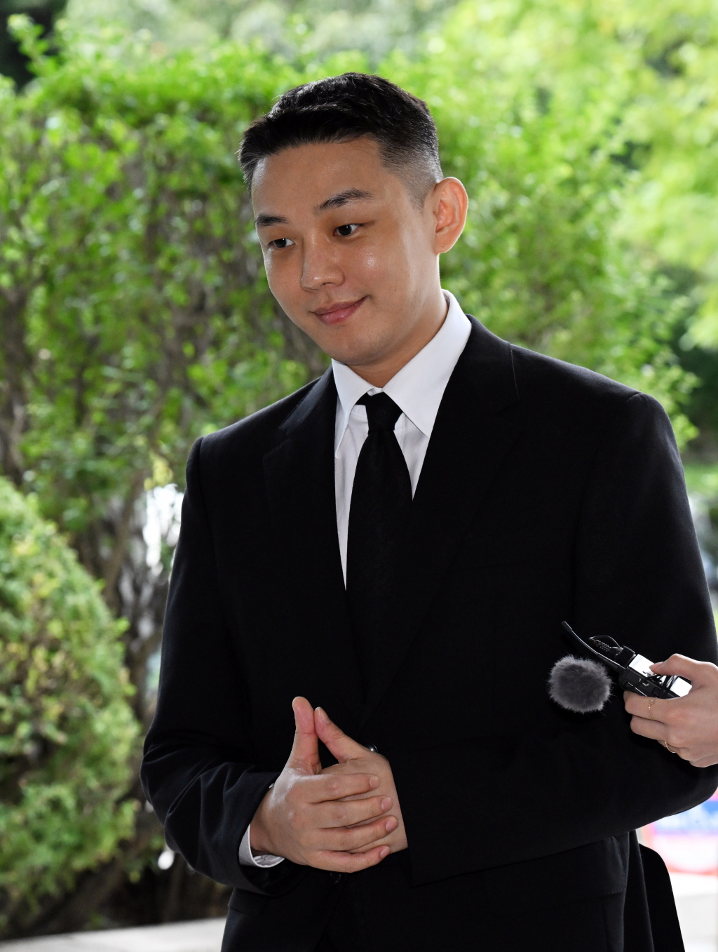 (서울=뉴스1) 임세영 기자 = 프로포폴 상습 투약 혐의로 기소된 배우 유아인(본명 엄홍식)이 3일 서울 서초구 서울중앙지방법원에서 열린 1심 선고 공판에 출석하고 있다. 이날 서울중앙지법 형사합의25부는 유 씨에게 징역 1년을 선고했다. (공동취재) 2024.9.3/뉴스1 Copyright © 뉴스1. All rights reserved. 무단 전재 및 재배포, AI학습 이용 금지. /사진=(서울=뉴스1) 임세영 기자