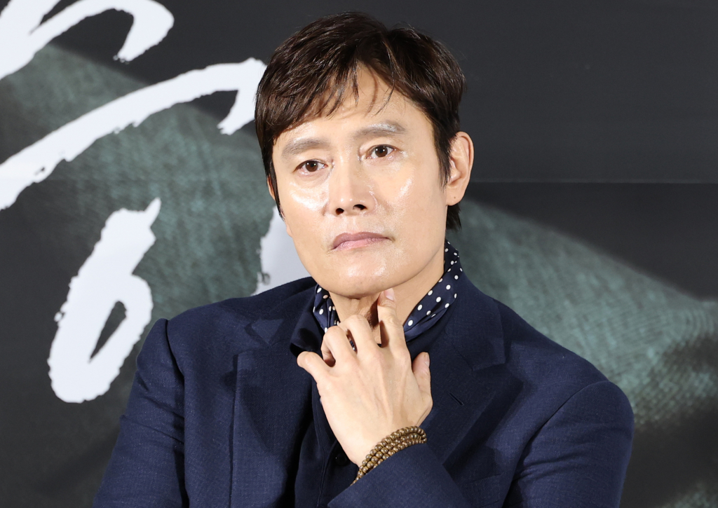 (서울=뉴스1) 권현진 기자 = 배우 이병헌이 7일 서울 용산구 CGV용산아이파크몰에서 열린 영화 '승부‘(감독 김형주) 제작보고회에 참석해 생각에 잠겨 있다. '승부'는 대한민국 최고의 바둑 레전드 조훈현(이병헌 분)이 제자와의 대결에서 패한 후 타고난 승부사 기질로 다시 한번 정상에 도전하는 이야기다. 2025.3.7/뉴스1 Copyright © 뉴스1. All rights reserved. 무단 전재 및 재배포, AI학습 이용 금지. /사진=(서울=뉴스1) 권현진 기자