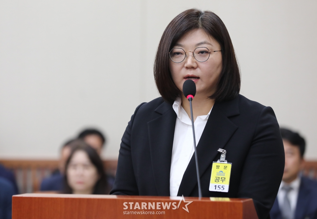 [서울=뉴시스] 국회사진기자단 = 김주영 어도어 대표이사 겸 하이브 최고인사책임자가 15일 오후 서울 여의도 국회에서 열린 환경노동위원회의 경제사회노동위원회, 중앙노동위원회, 최저임금위원회 등에 대한 국정감사에서 의원 질문에 답변하고 있다. 2024.10.15. photo@newsis.com /사진=