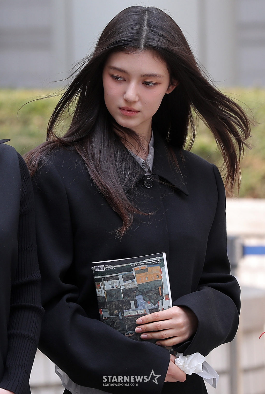 어도어가 뉴진스(NJZ) 멤버들을 상대로 제기한 '기획사 지위보전 및 광고계약 체결 등 금지 가처분' 첫 심문기일이 7일 오전 서울 서초구 중앙지방법원에서 열린 가운데 걸그룹 뉴진스 다니엘이 공판을 마친 뒤 입장을 밝히고 있다. 2025.03.07 /사진=김창현 chmt@