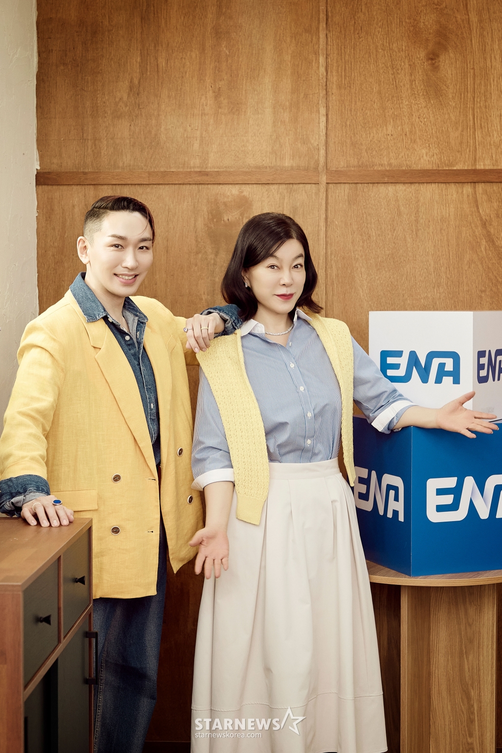 배우 최화정, 김호영이 7일 오후 서울 영등포구 여의도동 콘래드 서울에서 진행된 ENA 예능 프로그램 '최화정 김호영의 보고싶었어' 제작발표회에 참석해 포즈를 취하고 있다. '최화정 김호영 보고싶었어'는 밥 잘 먹이는 누나 최화정과 만능 엔터테이너 김호영이 국내 최고 스타들의 단골집에 초대받아 음식과 철학, 그리고 응원을 나누는 단골 맛집 토크쇼다. 오는 8일 첫 방송. / 사진제공=ENA /사진=김창현 chmt@