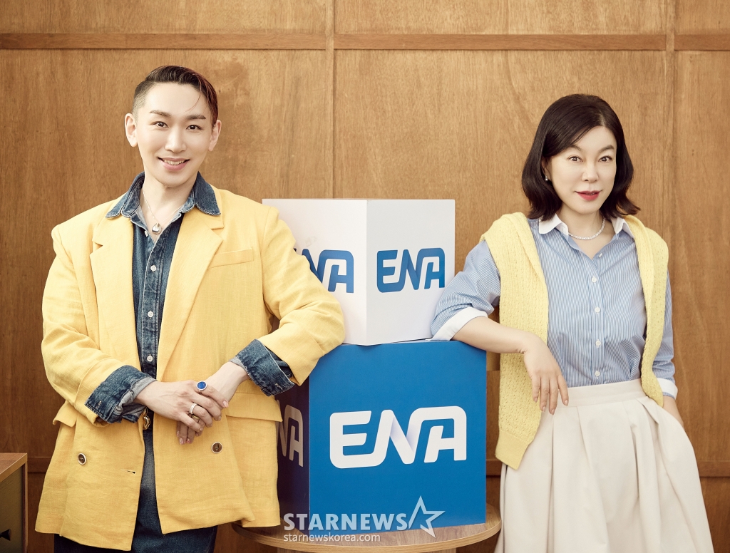 배우 최화정, 김호영이 7일 오후 서울 영등포구 여의도동 콘래드 서울에서 진행된 ENA 예능 프로그램 '최화정 김호영의 보고싶었어' 제작발표회에 참석해 포즈를 취하고 있다. '최화정 김호영 보고싶었어'는 밥 잘 먹이는 누나 최화정과 만능 엔터테이너 김호영이 국내 최고 스타들의 단골집에 초대받아 음식과 철학, 그리고 응원을 나누는 단골 맛집 토크쇼다. 오는 8일 첫 방송. / 사진제공=ENA /사진=김창현 chmt@
