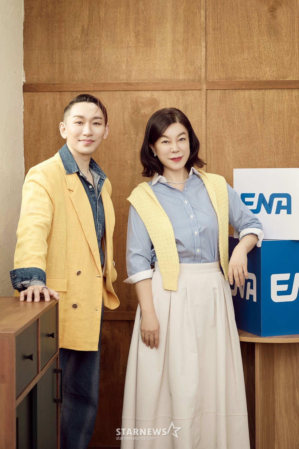 배우 최화정, 김호영이 7일 오후 서울 영등포구 여의도동 콘래드 서울에서 진행된 ENA 예능 프로그램 '최화정 김호영의 보고싶었어' 제작발표회에 참석해 포즈를 취하고 있다. '최화정 김호영 보고싶었어'는 밥 잘 먹이는 누나 최화정과 만능 엔터테이너 김호영이 국내 최고 스타들의 단골집에 초대받아 음식과 철학, 그리고 응원을 나누는 단골 맛집 토크쇼다. 오는 8일 첫 방송. / 사진제공=ENA /사진=김창현 chmt@