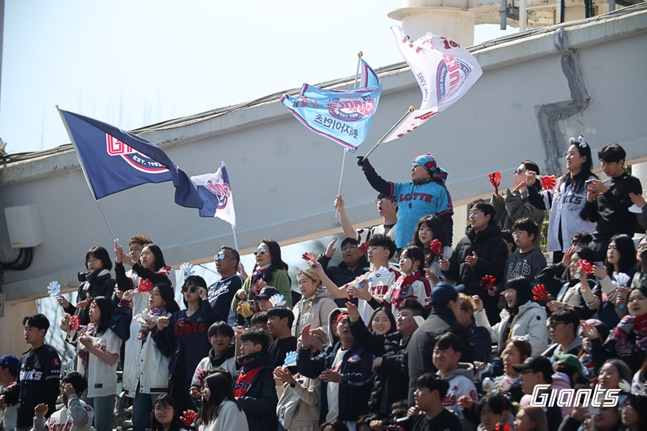 부산 사직야구장에 찾아와 응원하는 야구팬의 모습. /사진=롯데 자이언츠 제공