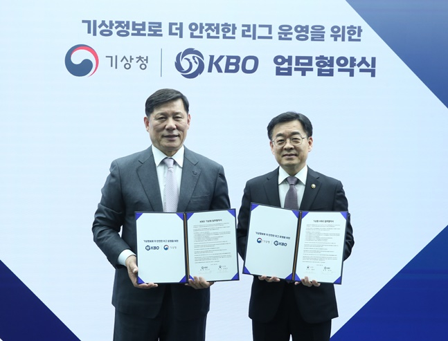 허구연 KBO 총재와 장동언 기상청장이 MOU를 체결하고 있다. /사진=KBO 제공