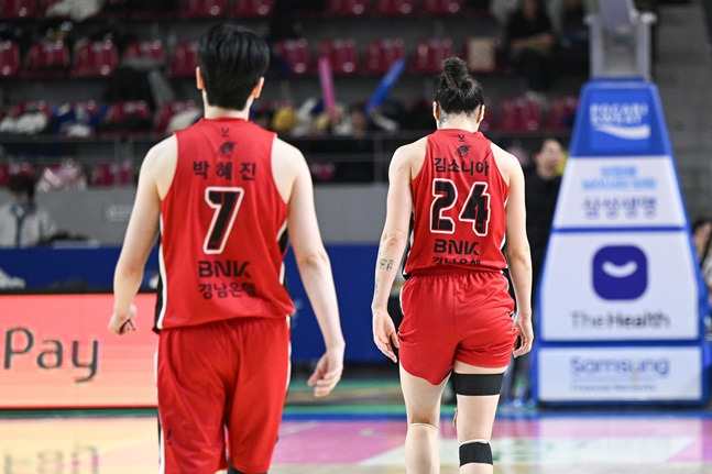 BNK 박혜진(왼쪽)과 김소니아. /사진=WKBL 제공