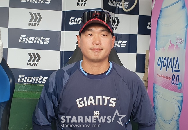 롯데 나균안이 취재진과 인터뷰를 하고 있다. /사진=롯데 자이언츠 제공