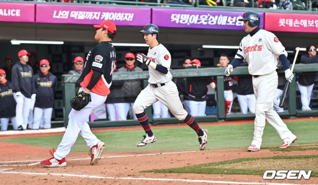 롯데 최항(가운데)이 7회말 조상우의 폭투 때 홈으로 들어오고 있다.