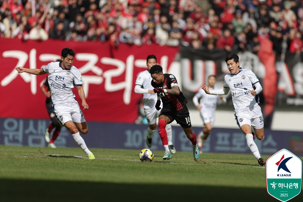 린가드(가운데)가 돌파하고 있는 모습. /사진=한국프로축구연맹 제공