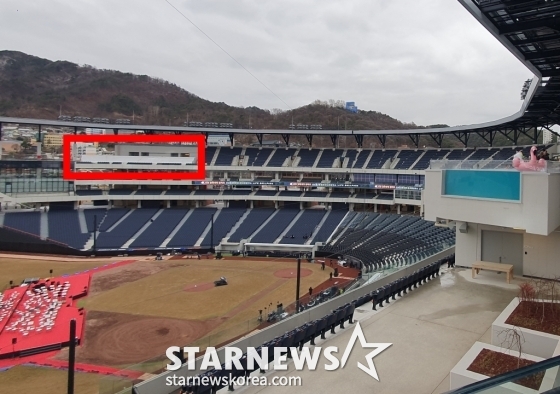 한화이글스 새 홈구장 대전 한화생명 볼파크 내 4층 캠핑장에서 바라본 필드. 1루쪽 4층 빈 공간(빨간색 네모)에는 테이블석을 설치 중이다. /사진=김동윤 기자