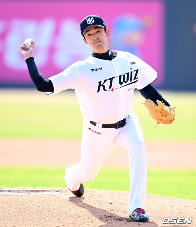KT 고영표가 8일 수원KT위즈파크에서 열린 2025 KBO 시범경기에서 LG 트윈스를 상대로 공을 던지고 있다.