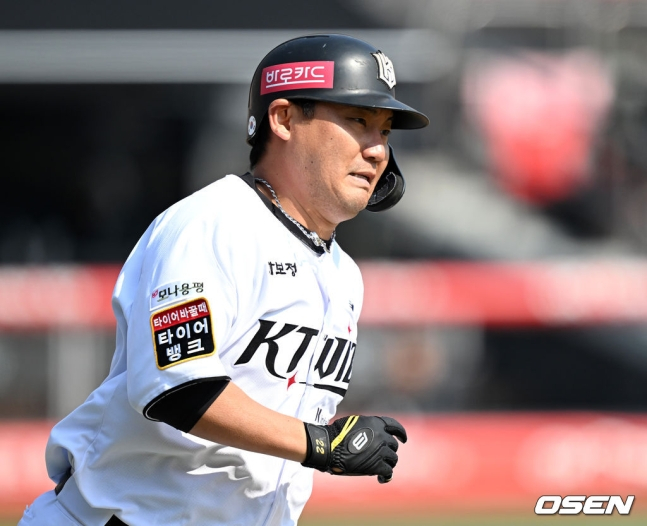 KT 장성우가 8일 수원KT위즈파크에서 열린 2025 KBO 시범경기에서 LG 트윈스 요니 치리노스를 상대로 홈런을 때렸다.