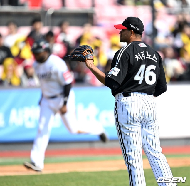 LG 치리노스(오른쪽)가 8일 수원KT위즈파크에서 열린 2025 KBO 시범경기에서 KT 장성우에게 홈런을 맞고 아쉬워하고 있다.