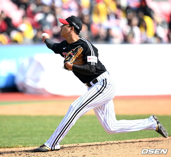 LG 정우영이 8일 수원KT위즈파크에서 열린 2025 KBO 시범경기 KT 위즈전에서 공을 던지고 있다.