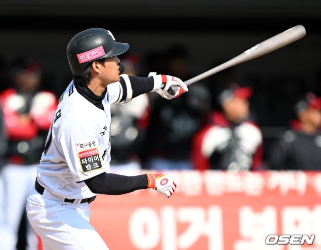 KT 배정대가 8일 수원KT위즈파크에서 열린 2025 KBO 시범경기에서 LG 김대현을 상대로 홈런을 때렸다.