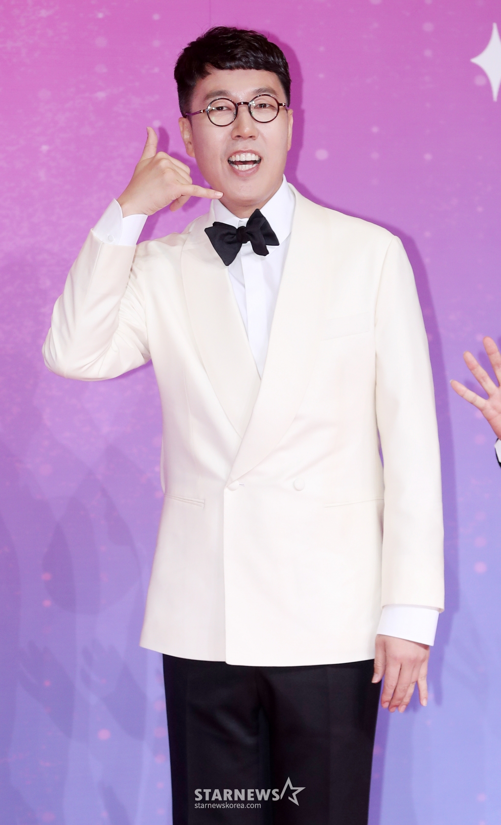 개그맨 김영철이 28일 오후 서울 마포구 상암동 SBS프리즘타워에서 열린 ‘2018 SBS 연예대상’ 레드카펫에 참석해 포즈를 취하고 있다.