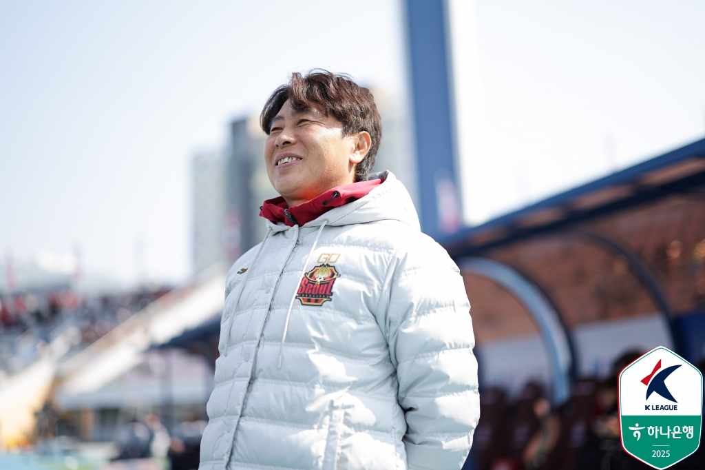 웃음을 보이는 김기동 감독. /사진=한국프로축구연맹 제공