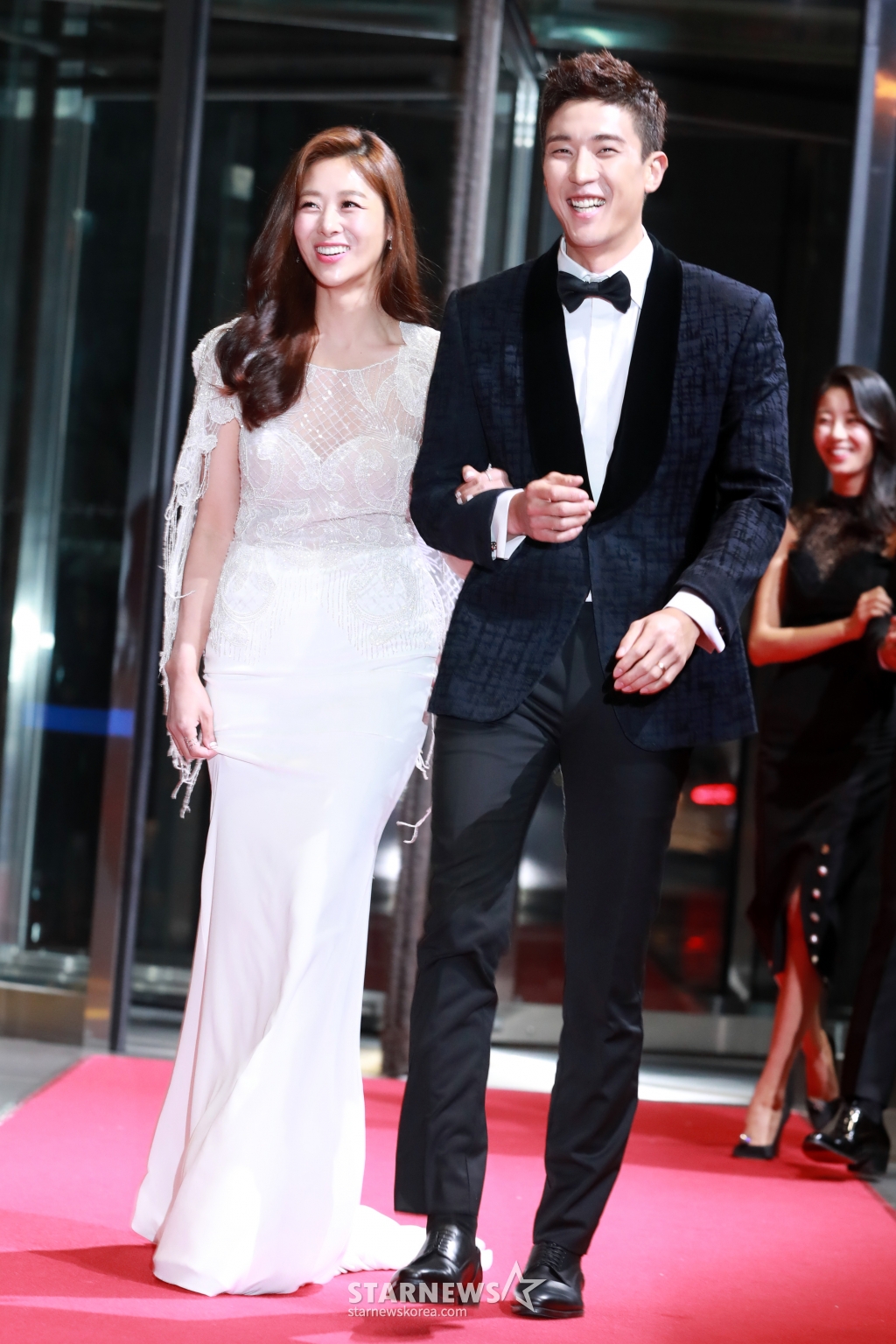 장신영-강경준 커플이 30일 오후 서울 마포구 SBS프리즘센터에서 열린 '2017 SBS 연예대상'시상식 레드카펫 행사에 참석하고 있다. /사진=임성균 기자 tjdrbs23@
