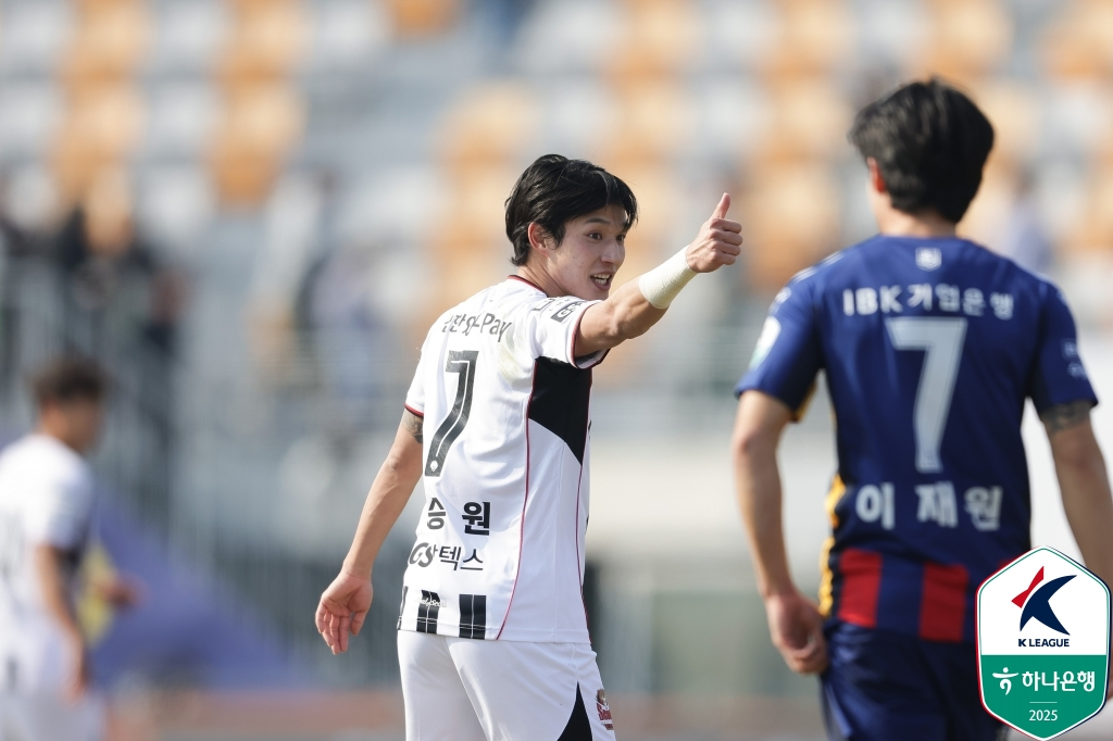 정승원(왼쪽). /사진=한국프로축구연맹 제공