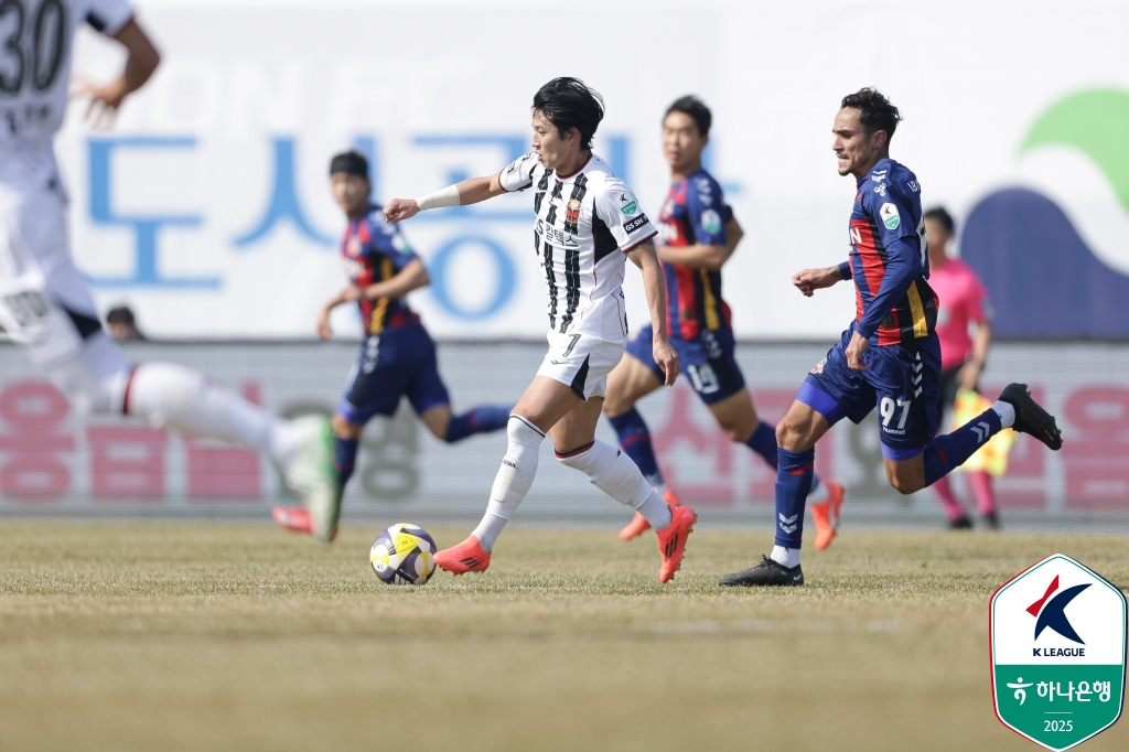 정승원이 드리블을 하고 있는 모습. /사진=한국프로축구연맹 제공