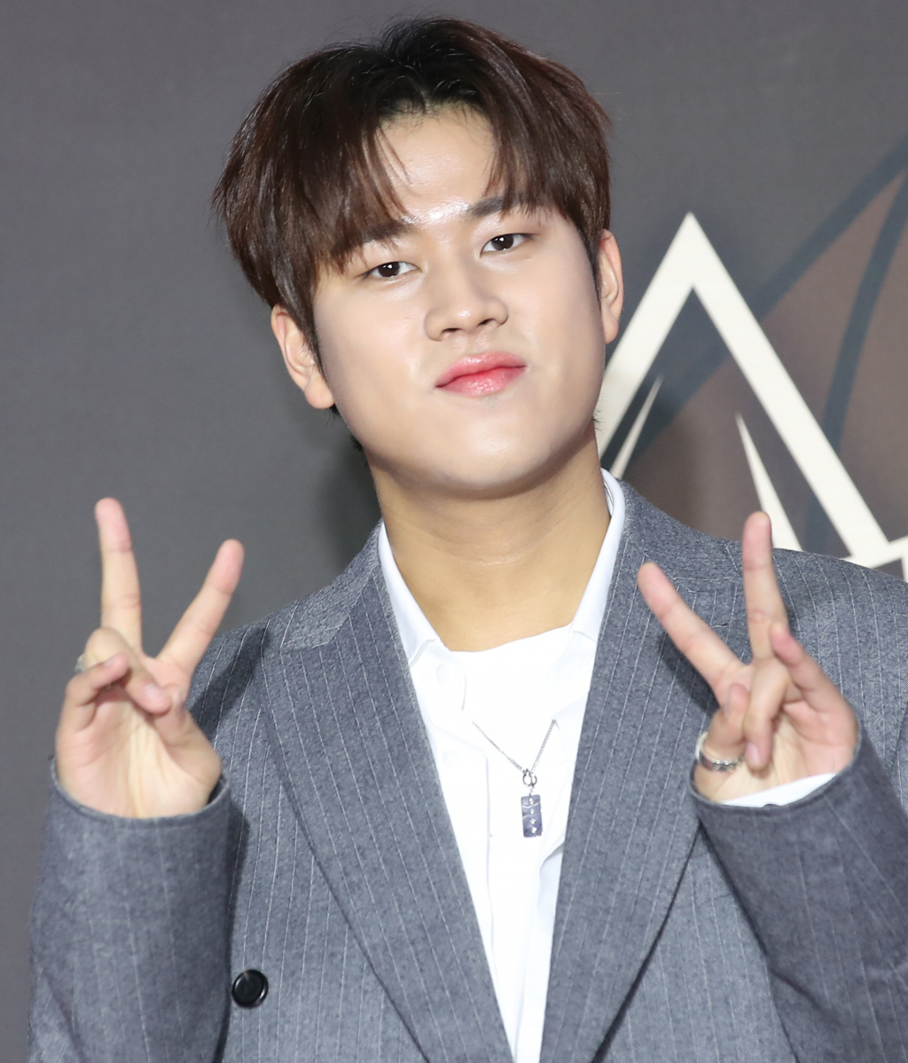 (인천=뉴스1) 권현진 기자 = 가수 이무진이 16일 오후 인천의 한 공연장에서 열린 '제1회 코리아 그랜드 뮤직 어워즈(2024 KGMA)' 레드카펫 행사에 참석해 포즈를 취하고 있다. 2024.11.16/뉴스1 Copyright © 뉴스1. All rights reserved. 무단 전재 및 재배포, AI학습 이용 금지. /사진=(인천=뉴스1) 권현진 기자