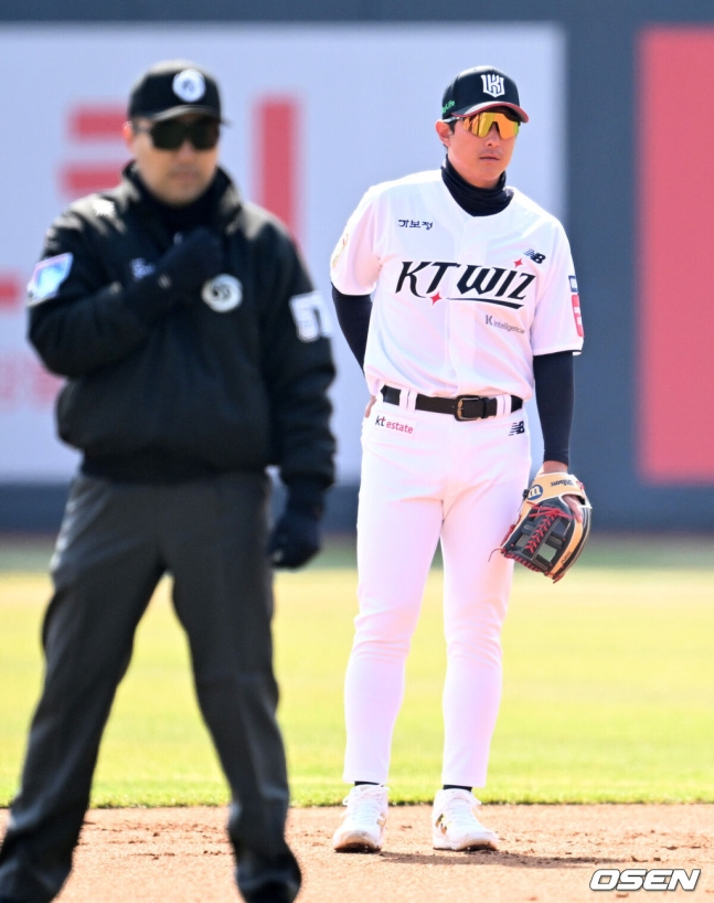 KT 황재균(오른쪽)이 8일 수원KT위즈파크에서 열린 2025 KBO 시범경기 LG 트윈스전에서 1회초 박해민의 타구를 놓친 후 아쉬워하고 있다.