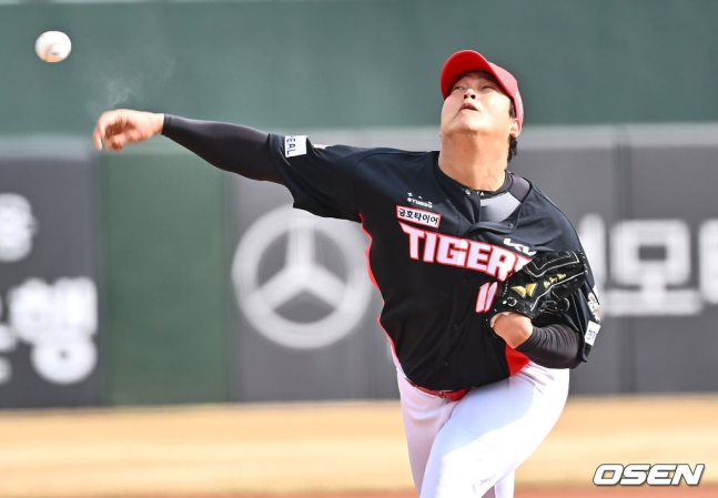 KIA 조상우가 8일 롯데전에서 투구하고 있다.