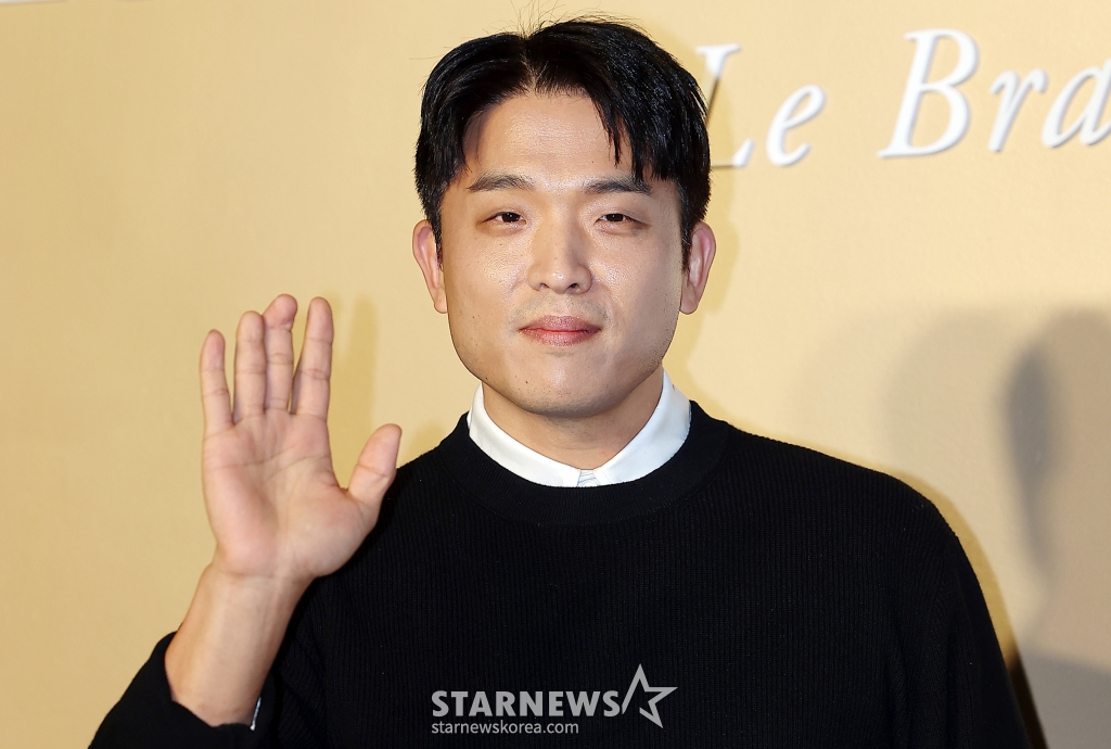 (서울=뉴스1) 김진환 기자 = 안성재 셰프가 22일 오후 서울 성동구 성수동에서 열린 스위스 고급 시계 브랜드 오데마 피게 AP 플래그십 그랜드 오프닝 행사에 참석해 포즈를 취하고 있다. 2024.11.22/뉴스1 Copyright © 뉴스1. All rights reserved. 무단 전재 및 재배포, AI학습 이용 금지. /사진=(서울=뉴스1) 김진환 기자