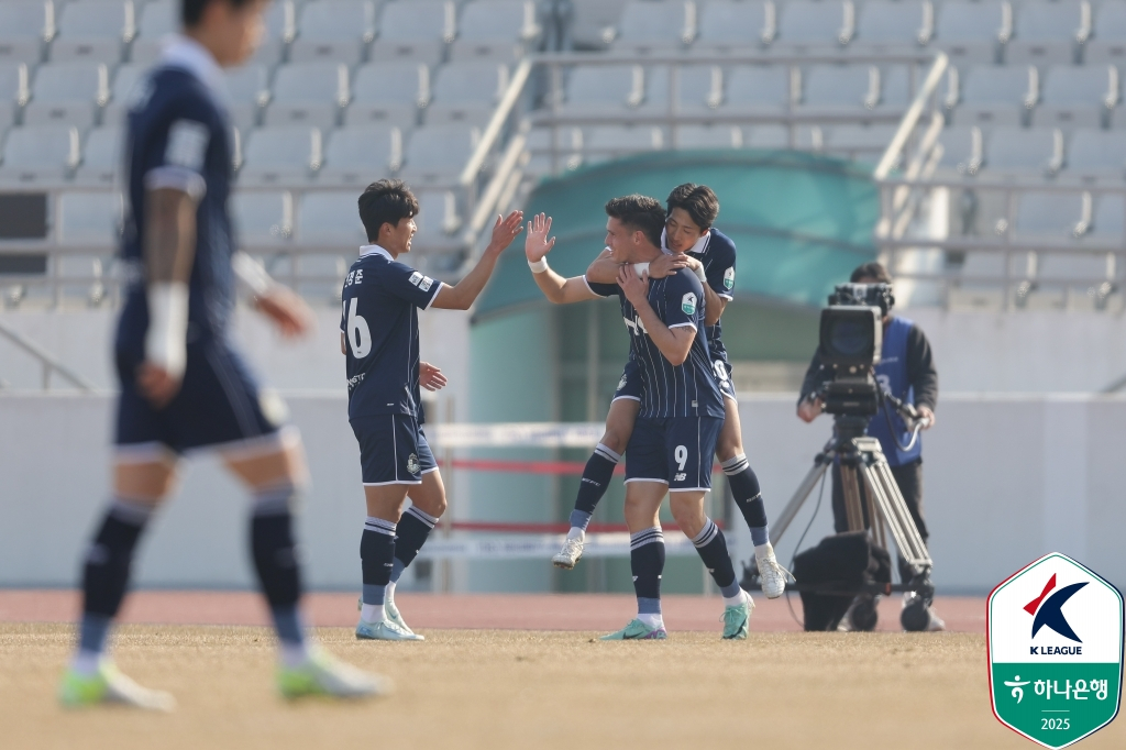 기뻐하는 서울이랜드 선수들. /사진=한국프로축구연맹 제공