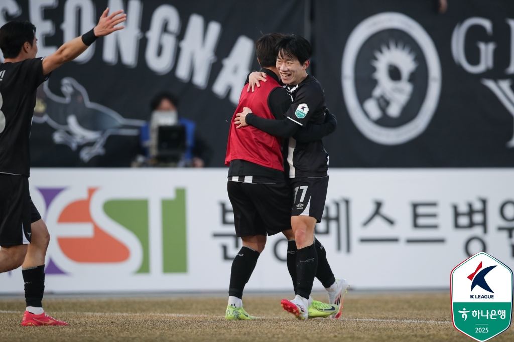 후반 추가시간 골을 넣고 좋아하는 박지원(오른쪽). /사진=한국프로축구연맹 제공