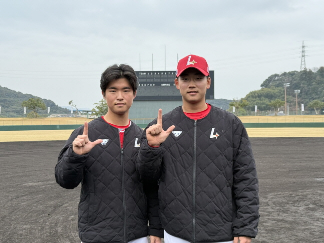 SSG 퓨처스팀 2차 스프링캠프 MVP로 선정된 김현재(왼쪽)와 김규민. /사진=SSG 랜더스 제공