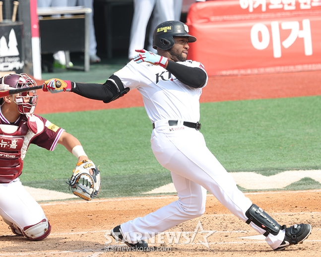 2025 신한 SOL Bank KBO리그 시범경기 kt 위즈 대 키움 히어로즈 경기가 10일 수원KT위즈파크에서 열렸다. kt 로하스가 2회말 1사 1루에서 우전 안타를 날리고 있다. /사진=김진경 대기자