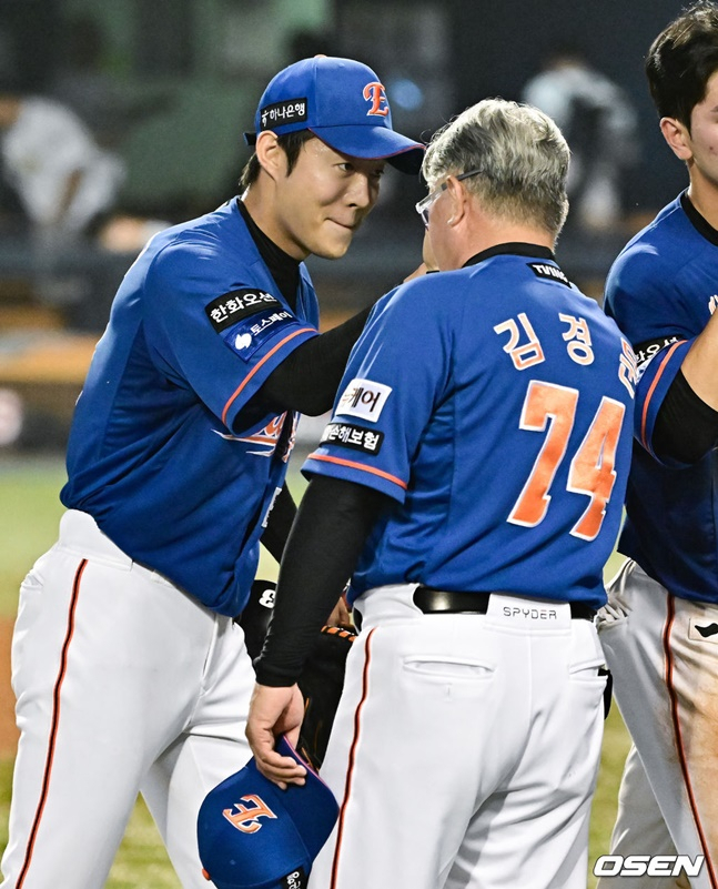 이상규(왼쪽)가 지난해 이적 후 첫 승 후 김경문 감독과 하이파이브를 하고 있다.