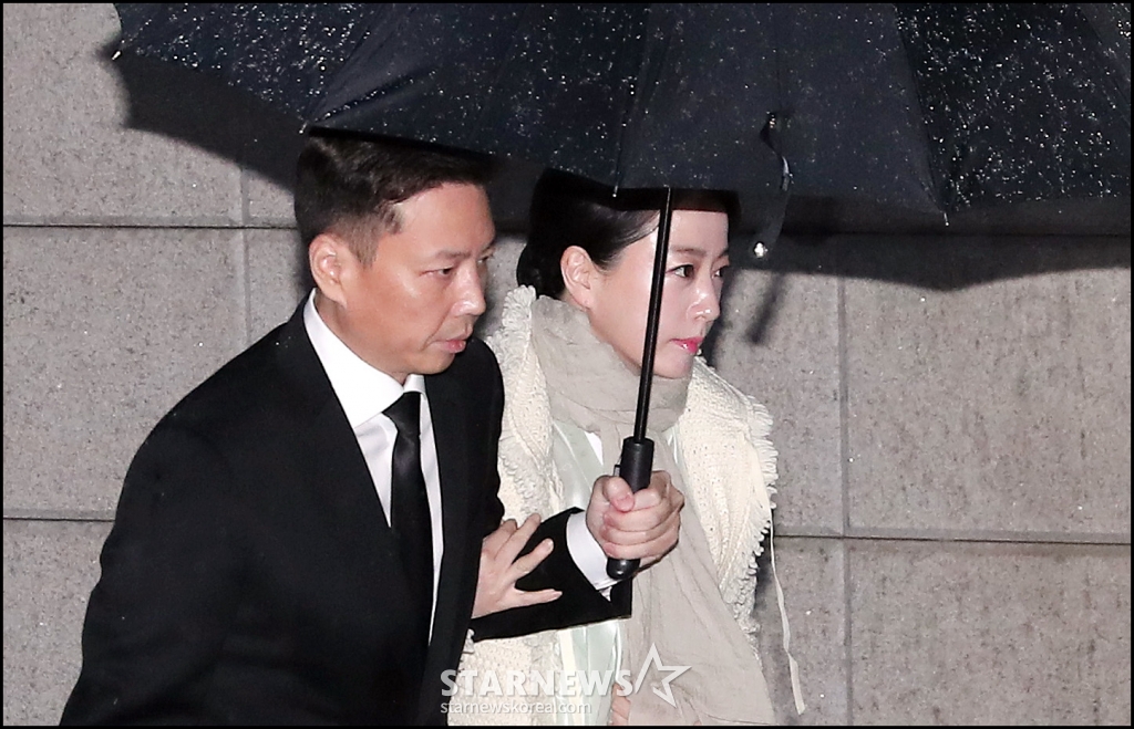 정대선 현대 비에스앤씨 사장이 부인 노현정 전 아나운서와 함께 고(故) 아산 정주영 현대그룹 명예회장의 18주기 제사에 참석하기 위해 20일 오후 서울 한남동 정몽구 현대자동차그룹 회장 자택으로 들어서고 있다.