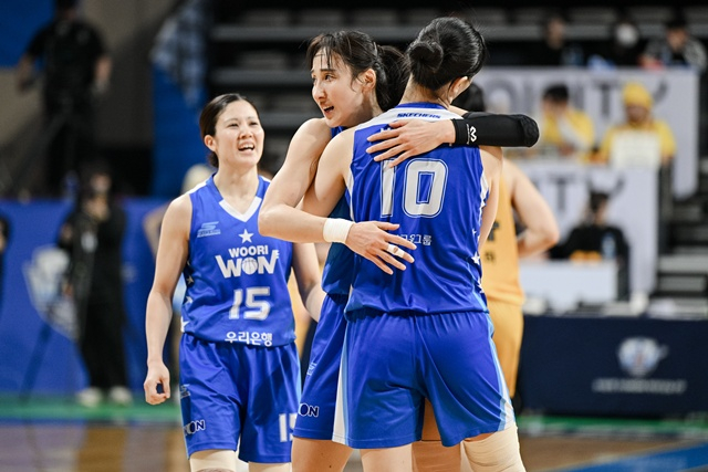 기뻐하는 아산 우리은행 선수들. /사진=WKBL 제공