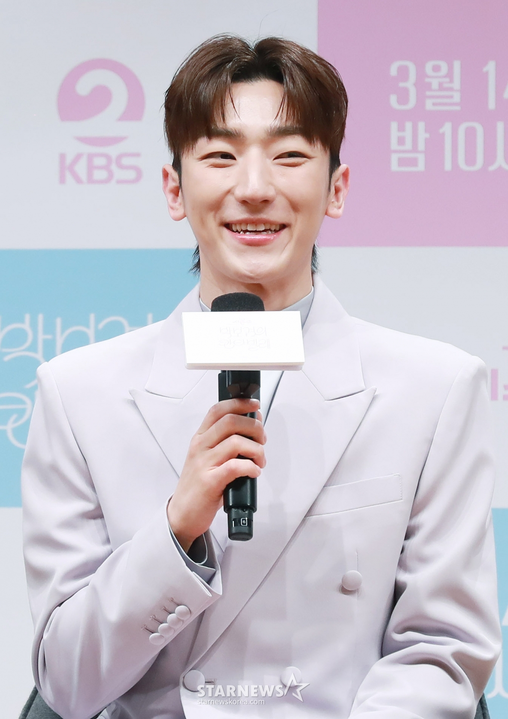 가수 정동환이 11일 오전 서울 여의도 KBS 아트홀에서 진행된 '더 시즌즈-박보검의 칸타빌레' 제작발표회에 참석해 질문에 답하고 있다. /2025.03.11 /사진=이동훈 photoguy@