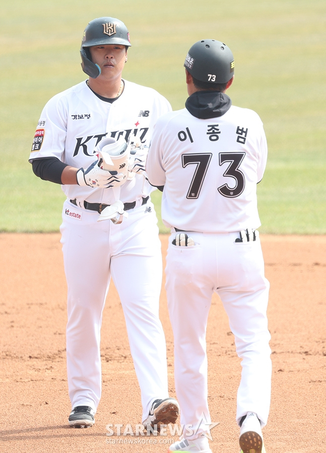 2025 신한 SOL Bank KBO리그 시범경기 kt 위즈 대 키움 히어로즈 경기가 10일 수원KT위즈파크에서 열렸다. kt 강백호가 1회말 무사에서 중월 2루타를 날리고 출루한 후 이종범 코치의 환영을 받고 있다. /사진=김진경 대기자