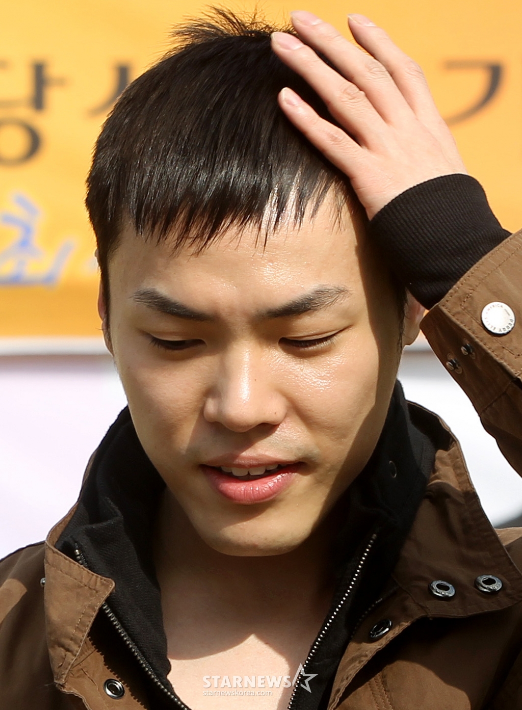 가수 휘성이 7일 오후 충남 논산육군훈련소로 입대하기 전 팬들에게 인사를 건네고 있다. / 논산(충남)=홍봉진 기자 /사진=논산(충남)=홍봉진기자 honggga@