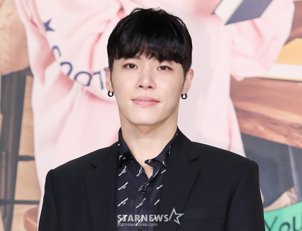 (서울=뉴스1) = 10일 가수 휘성이 갑작스럽게 세상을 떠났다는 비보가 전해졌다. 향년 43세. 이날 소속사 타조엔터테인먼트는 공식 입장을 통해 "이날 소속 아티스트인 휘성 님이 우리 곁을 떠났다"라며 "고인은 서울 자택에서 심정지 상태로 발견돼 사망 판정을 받았다"라고 알렸다. 소속사는 "갑작스러운 비보에 유가족을 비롯한 타조엔터테인먼트 동료 아티스트 및 임직원 모두 비통한 심정으로 고인을 애도하고 있다"라고 전하며 "큰 충격과 슬픔에 빠진 유가족을 위해 확인되지 않은 루머와 추측성 보도는 자제해 주시길 간곡히 부탁드린다"라고 당부했다. (뉴스1DB) 2025.3.10/뉴스1 Copyright © 뉴스1. All rights reserved. 무단 전재 및 재배포, AI학습 이용 금지. /사진=(서울=뉴스1)